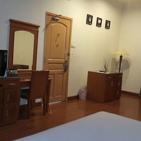 Hotel Harapan Makassar Buitenkant foto