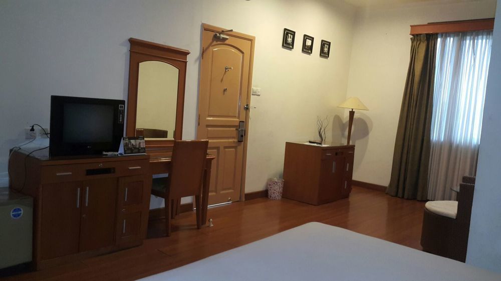 Hotel Harapan Makassar Buitenkant foto